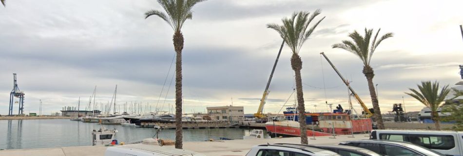 Dársena Pesquera del Puerto de Alicante y al fondo de la imagen, barcos atracados / Maps