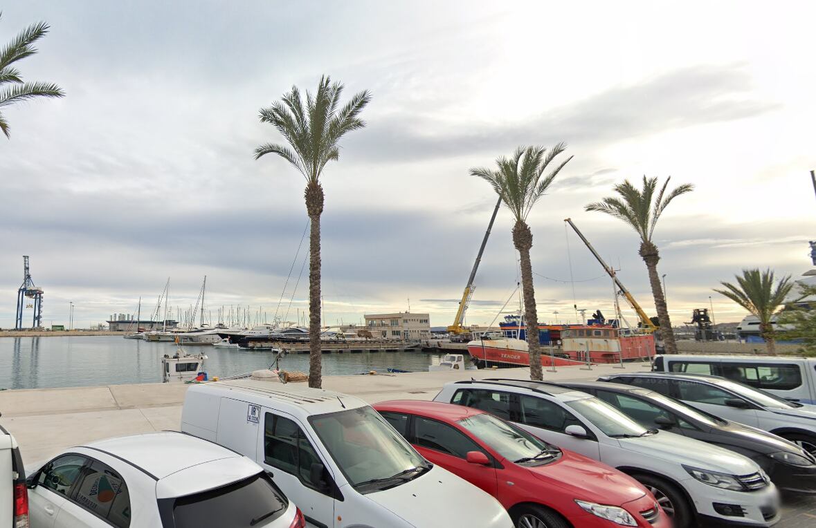 Dársena Pesquera del Puerto de Alicante y al fondo de la imagen, barcos atracados / Maps
